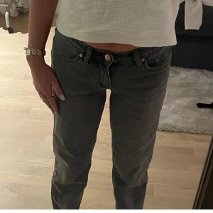 Grå raka jeans  - Säljer ett par grå Levis jeans med klassisk femficksdesign och raka ben. Jeansen har normal midja och är tillverkade i slitstarkt denim. Perfekta för dig som gillar en avslappnad och tidlös look.
