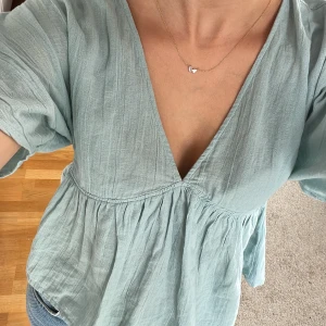 Söt blus med v-ringning💕 - Supersnygg blus i en blågrön färg💗superbra skick!