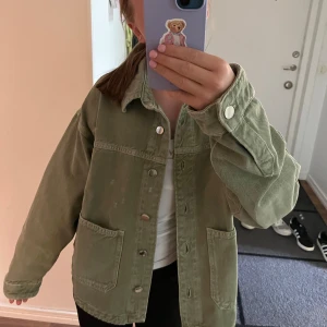 Grön jeansjacka från Zara - Säljer en oversized ljusgrön jeansjacka från Zara i storlek XS. Pris kan diskuteras, eftersom jackan är helt ny och använd endast en gång!😊