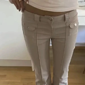 H&M trend Beige bootcut byxor  - H&M trend byxor. Bootcut och lågmidjade. Fint skick! Storlek 34/XS