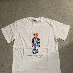 Ralph Lauren T-shirt - Riktigt fet POLO Ralph Lauren tröja, inga skador och väldigt bra skick! NYPRIS ~ 2000kr (VÅRT PRIS - 399kr)
