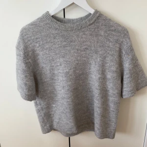 Stickad tröja från Gina tricot - Säljer min stickade tröja från Gina tricot i storlek xs 😊 skriv gärna för fler bilder
