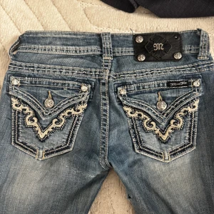 Miss Me jeans - äkta miss me jeans, köpt för 1800kr, har ett hål vid inre låret och slitna längst ner vid högra benet, annars jätte fina. Är 164cm och är jätte bra längd, ksk jätte lite för långa. Skriv om ni vill ha fler bilder på de slitna längst ner! Ge gärna prisförslag 