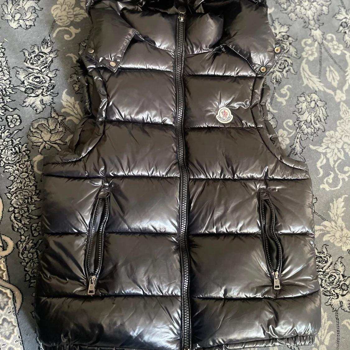 Svart dunväst från Moncler med huva - 3