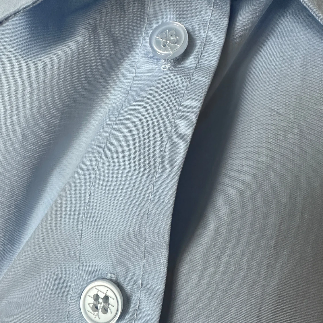 Ljusblå skjorta från Toteme  - 2