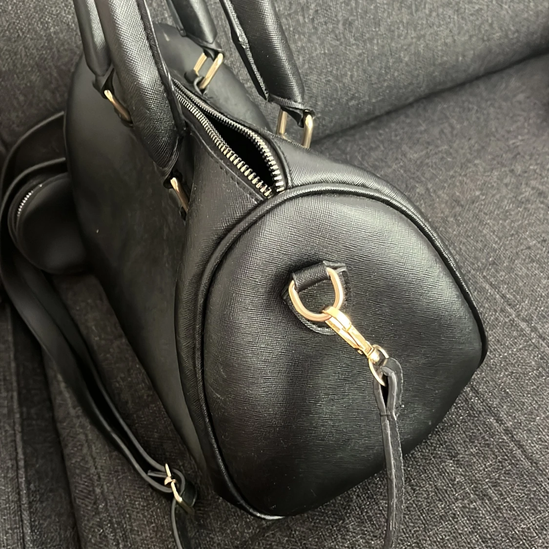 Svart handväska med gulddetaljer - 1