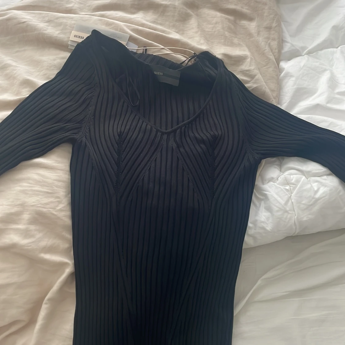 Svart ribbad långklänning från Guess - 3