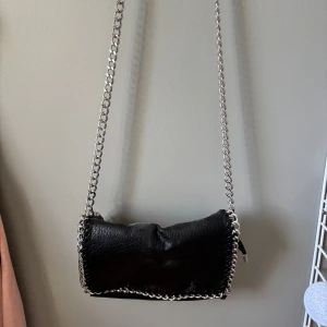 TIAMO väska - En jättefin väska från TIAMO. Är i ett väldigt fint skick då den är använd sparsamt. Perfekt till höstens aktiviteter när man inte vill ha en för stor väska men ändå få plats med allt!