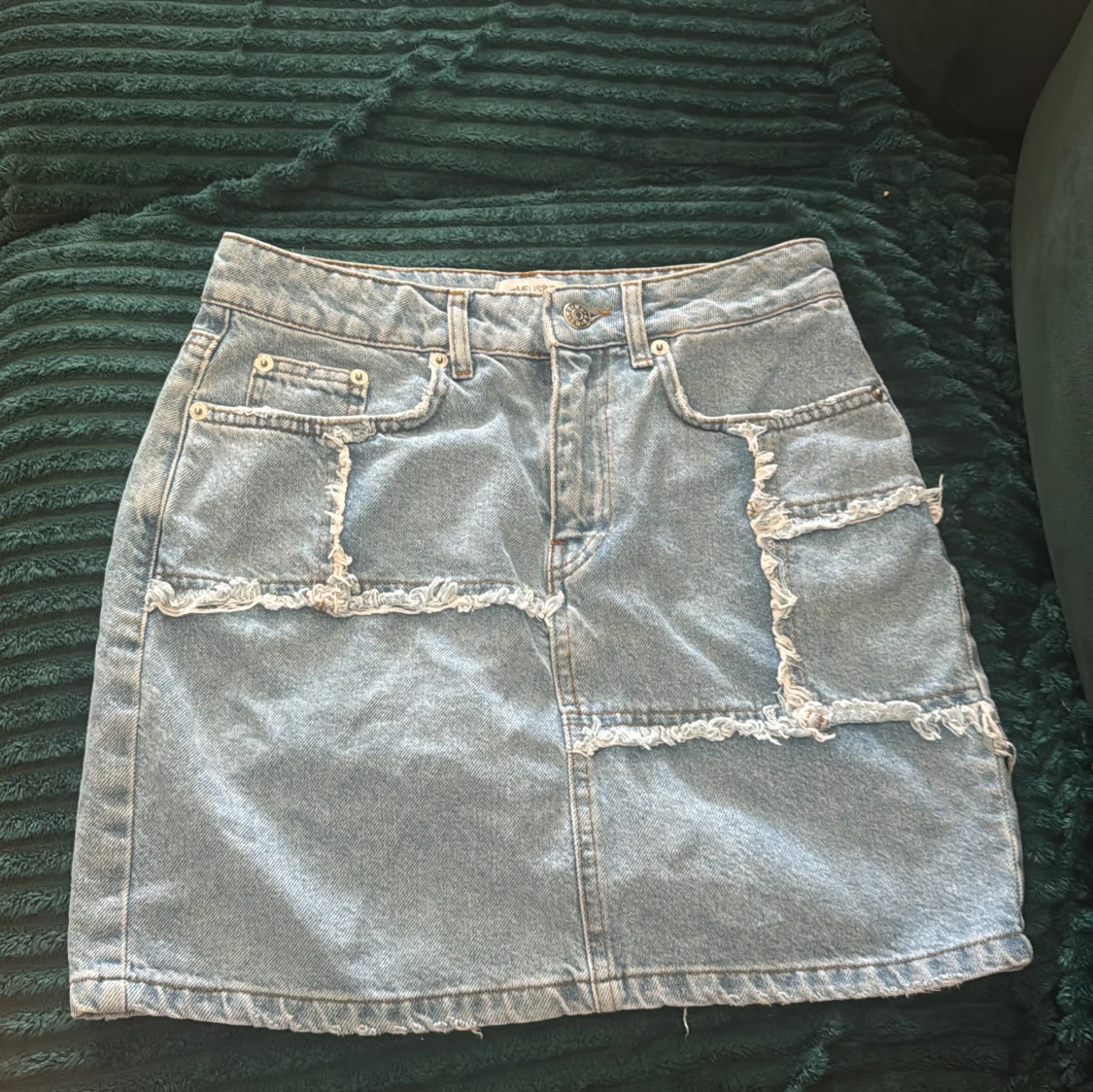 Patchad jeanskjol från NA-KD