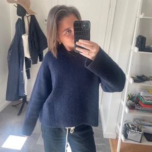 Stickad tröja - Jättefin mörkblå stickad från Gina Young! Passar även S🙌🏼