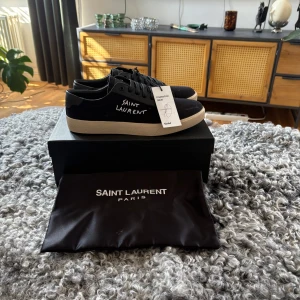 Saint Laurent sneakers - Hejsan säljer mina Saint Laurent skor köptes på vinted av en kille som hade köpt dom på vinted han hade fått ett kvitto och en verifiering av vinted att dom är äkta är inte helt hundra på äktighet men har kvitto och ett verifikat som säger att dom är äkta hör av dig för frågor och funderingar 🙂