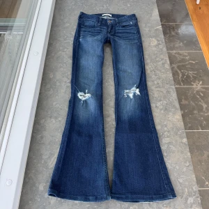 Håliga jeans Holliester  - Så snygga jeans som tyvärr inte passar mig och har därför ingen bild på! Midjemått tvärsöver: 36cm Midjehöjd: 18cm Inerbens längd: 78cm💕