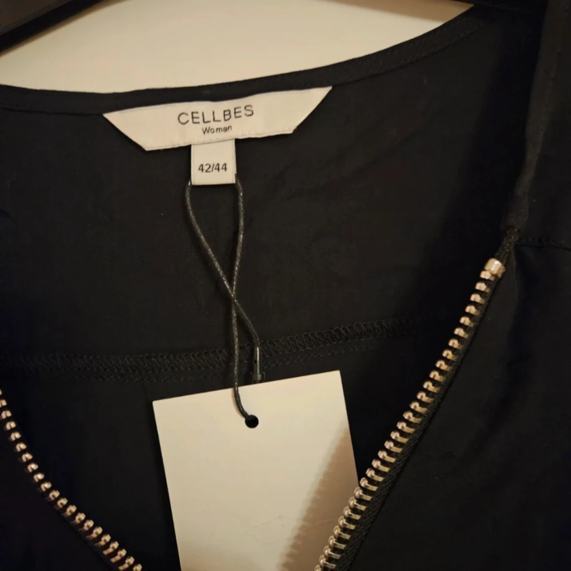 Svart topp med dragkedja Cellbes - 3