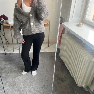 Svarta kostymbyxor  - Säljer ett par svarta kostymbyxor som funkar till varje tillfälle, skola, fest och jobb. Dom är i storlek xxs men skulle säga att dom passar xs och s beroende på hur man vill att dom ska sitta. Jag har vanligt viss s-m❤️❤️❤️