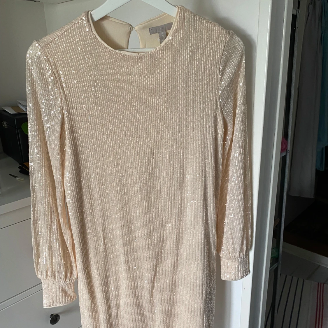 Champagnefärgad paljettklänning
