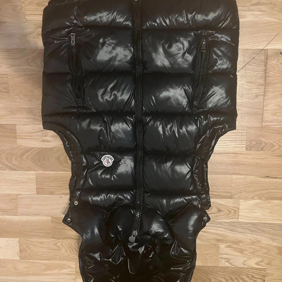 Svart dunväst från Moncler med huva