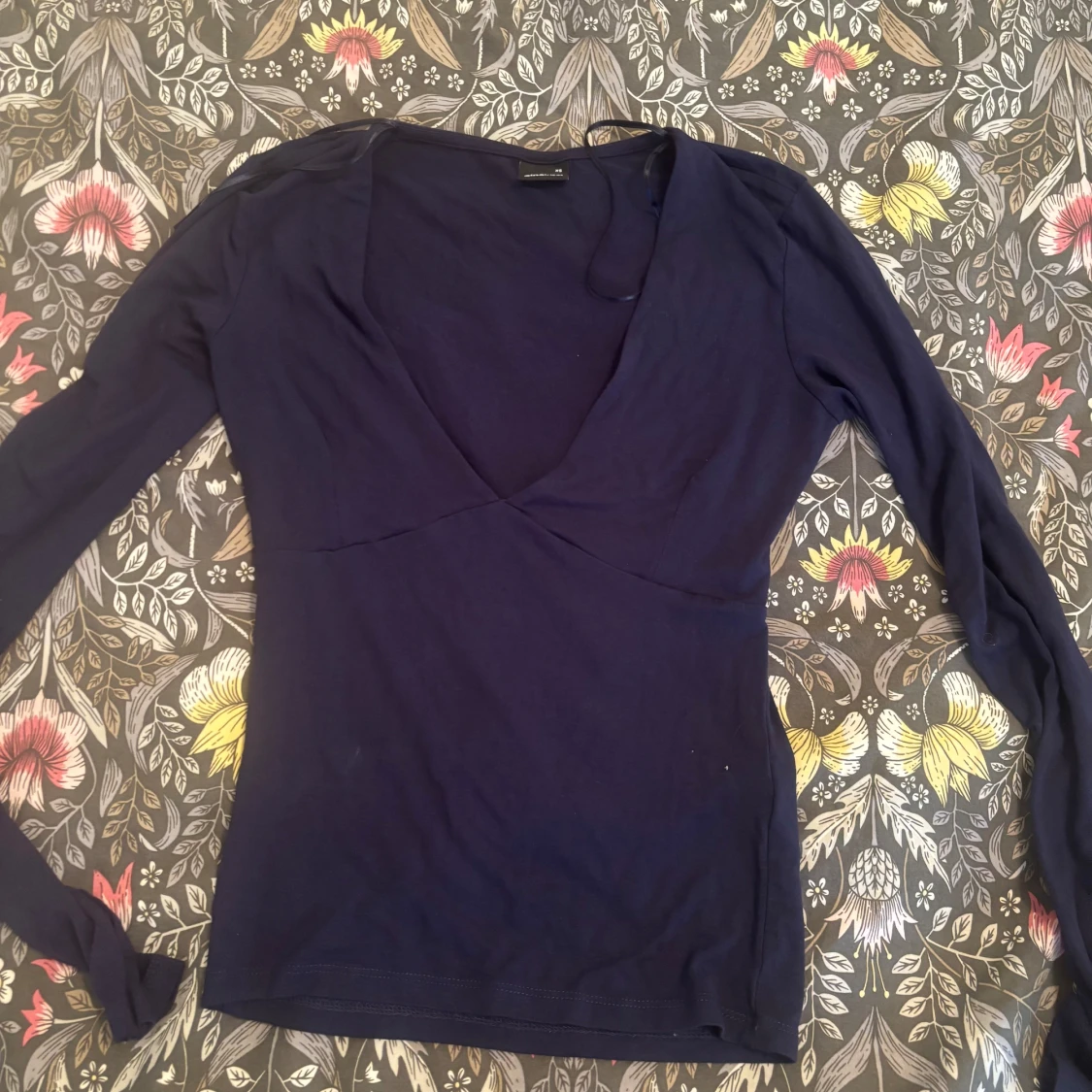 Mörkblå v-ringad topp Gina Tricot XS