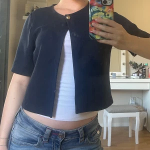 Trekvartsärm one button topp - Säljer min marinblå kofta/topp med trekvartsärmar och även en guldknapp. Toppen är köpt på Gina Tricot och använd en gång, annars som ny! Bara att höra av dig vid frågor! 💕