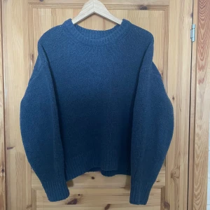 Mörkblå stickad tröja från bikbok - Mysig mörkblå stickad från bil bok. Storlek L men sitter som M. Säljer då jag inte använder den