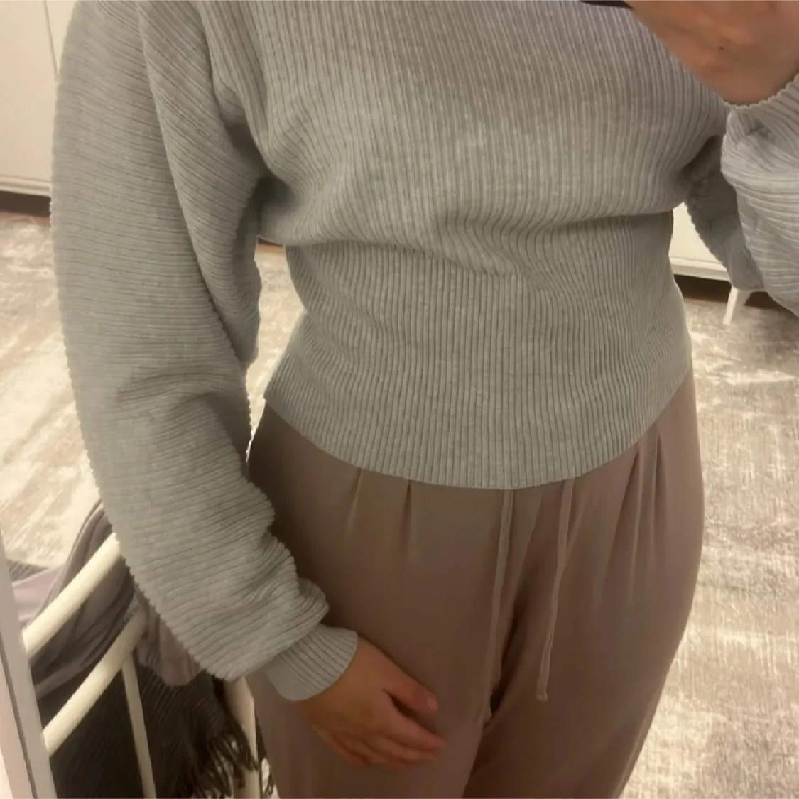 Ljusgrå ribbad stickad tröja - 1