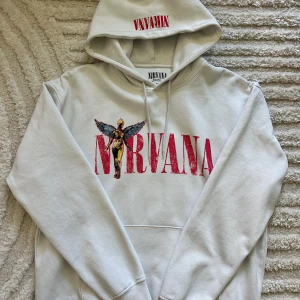  Nirvana hoodie (2023) - Säljer en vit hoodie från Nirvana i storlek L använd sparsamt några gånger men överlag mycket fin. Bredd: 59cm Längd: 69cm 