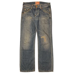 Pepe Jeans - Pepe jeans i storlek W32. Har flera lagningar och är slitna men har inga hål, se bilder. Jag på bilden är 180 cm. Mått: ytterbenslängd - 107 cm, midjemått - 43 cm, benöppning - 23 cm. Skriv för fler bilder och frågor!
