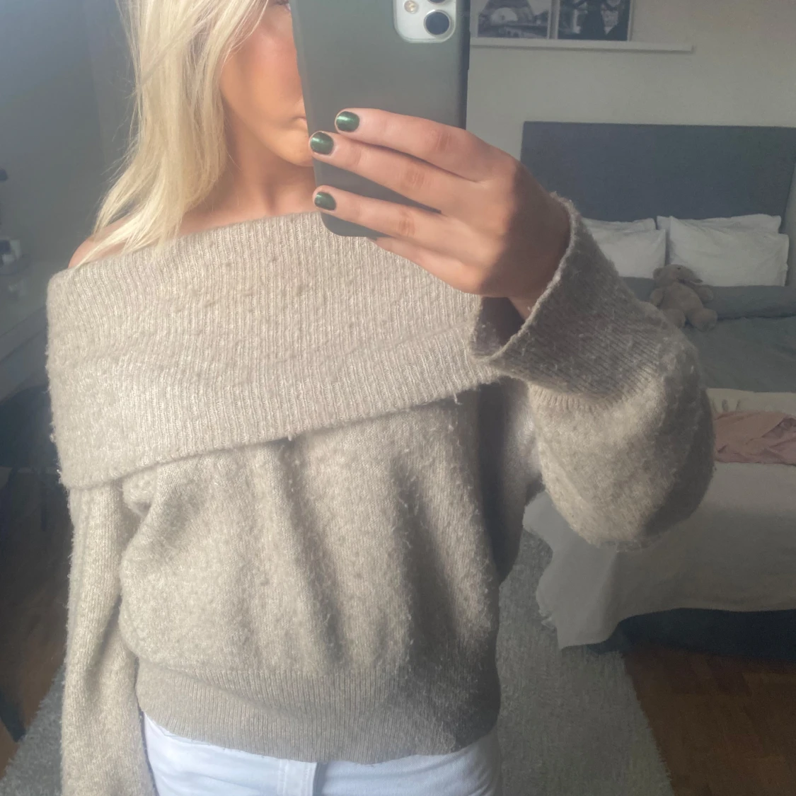Beige offshoulder stickad tröja