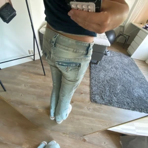 Jeans - Säljer ett par ljusblå bootcut jeans från H&M med låg midja och justerbar midja. Pris kan diskuteras!❤️
