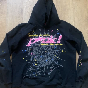 Svart hoodie från sp5der - Säljer min sp5der hoodie då den inte passar mig längre. Hoodien är i perfekt skick inget fel på den alls. 