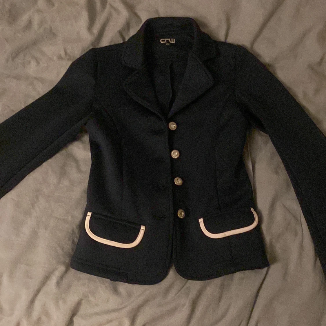 Svart kavaj från CRW med knappar