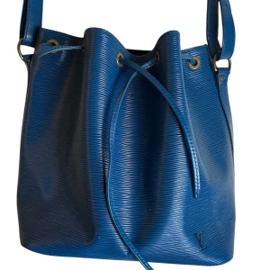 Louis Vuitton Noe  - Louis Vuitton Noe handväska i ”Epi-läder” mycket fint vintage skick med mindre skavanker som slitage vid vissa kanter. Pris 5490kr finns att köpa på våran hemsida, Fashionels.com