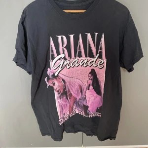 Ariana grande t shirt - Officiell från Sweetener Tour. I bra skick förutom att trycket är sprucket. Det kan ses på bilderna. Priset går att förhandla