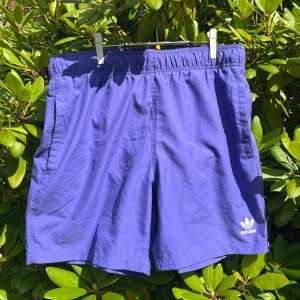 Adidas-shorts  - Shorts från Adidas med klassisk logga på benet. 