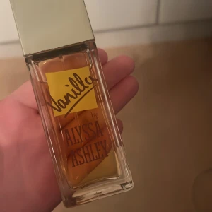 Vanilla ashley parfym - En nästan helt oanvänd vanilj ashley parfym 💛