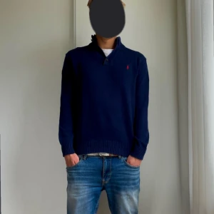 Ralph lauren stickad tröja  - Ralph lauren stickad halvzip med knappar. Toppenskick! Färgen är marinblå och storleken är M. Nypris är 2500 kr +