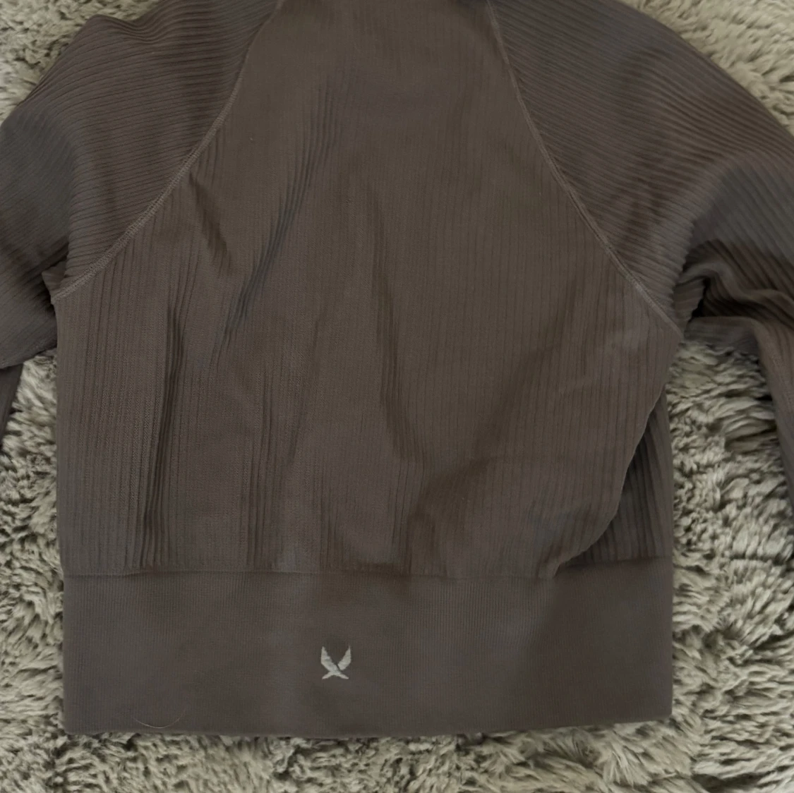 Sportig brun ribbad croppad tröja  - 1