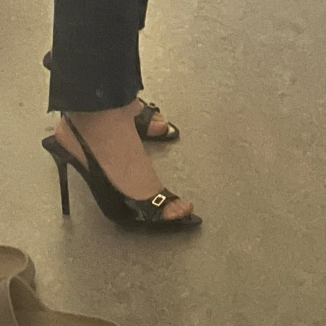 Svarta lackpumps med öppen tå och klack - 3