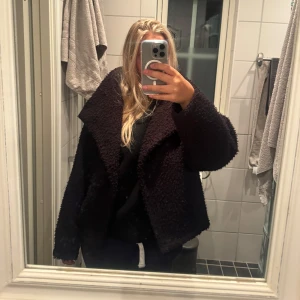 Svart oversized teddyjacka - säljer min svarta kappa pga de aldrig kommer till användning. Från Gina tricot i storleken Xs i väldigt bra skick 