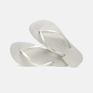 Vita flip-flops från Havaianas - Snygga vita flip-flops från Havaianas med smala remmar i storlek 41/42. Perfekta för stranden eller poolen, eller till vardags. Helt oanvända då jag fick dem men dem passar inte. 