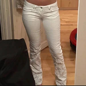 Vita Dallas Jeans bootcut modell Lara - Säljer ett par vita Dallas Jeans modell Lara med bootcut-snitt. Byxorna har låg midja och klassisk femficksdesign. Tillverkade i 98% bomull och 2% elastan för en skön passform. Perfekta för dig som gillar en clean och fräsch look.