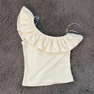 Vit topp - Säljer denna då den inte kommer till användning! 