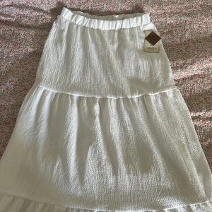 Vit lång kjol - Vit lång kjol, storlek 170. Har aldrig använts och har inge tecken på användning. Jag säljer den för jag köpt en nyare💗