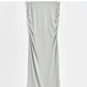 Ljusgrön långkjol med rynkade sidor - Supersnygg ljusgrön långkjol med rynkade sidor. Soft touch-material. 