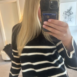 Randig tröja  - Randig tröja från vero Moda. Tröjan är tjock och mysig och är nästan aldrig använd. Den är i storlek S och i jättebra skick.❣️