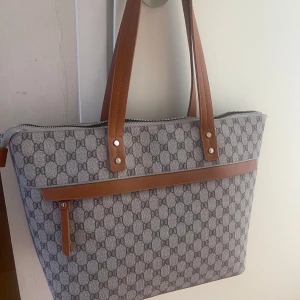 Väska från Don Donna - Rymlig snygg väska från Don Donna i nyskick med pris lappen kvar. Köpt för 600kr ❣️