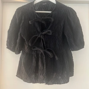 Svart blus från Gina  - Svart blus från Gina Tricot i jättebra skick då den nästan aldrig är använd. ❣️