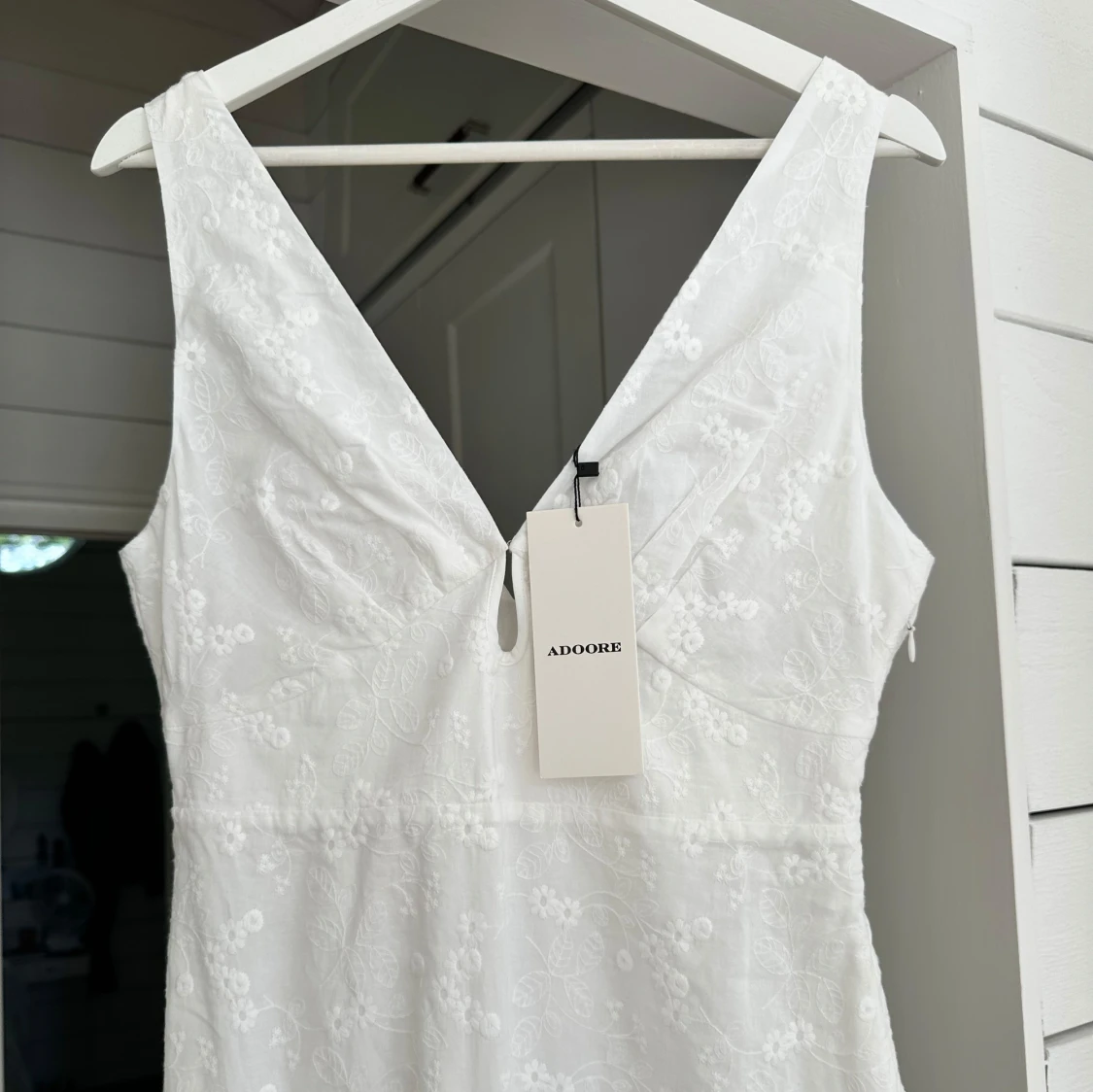 Vit långklänning med blommigt mönster från Adoore - 1