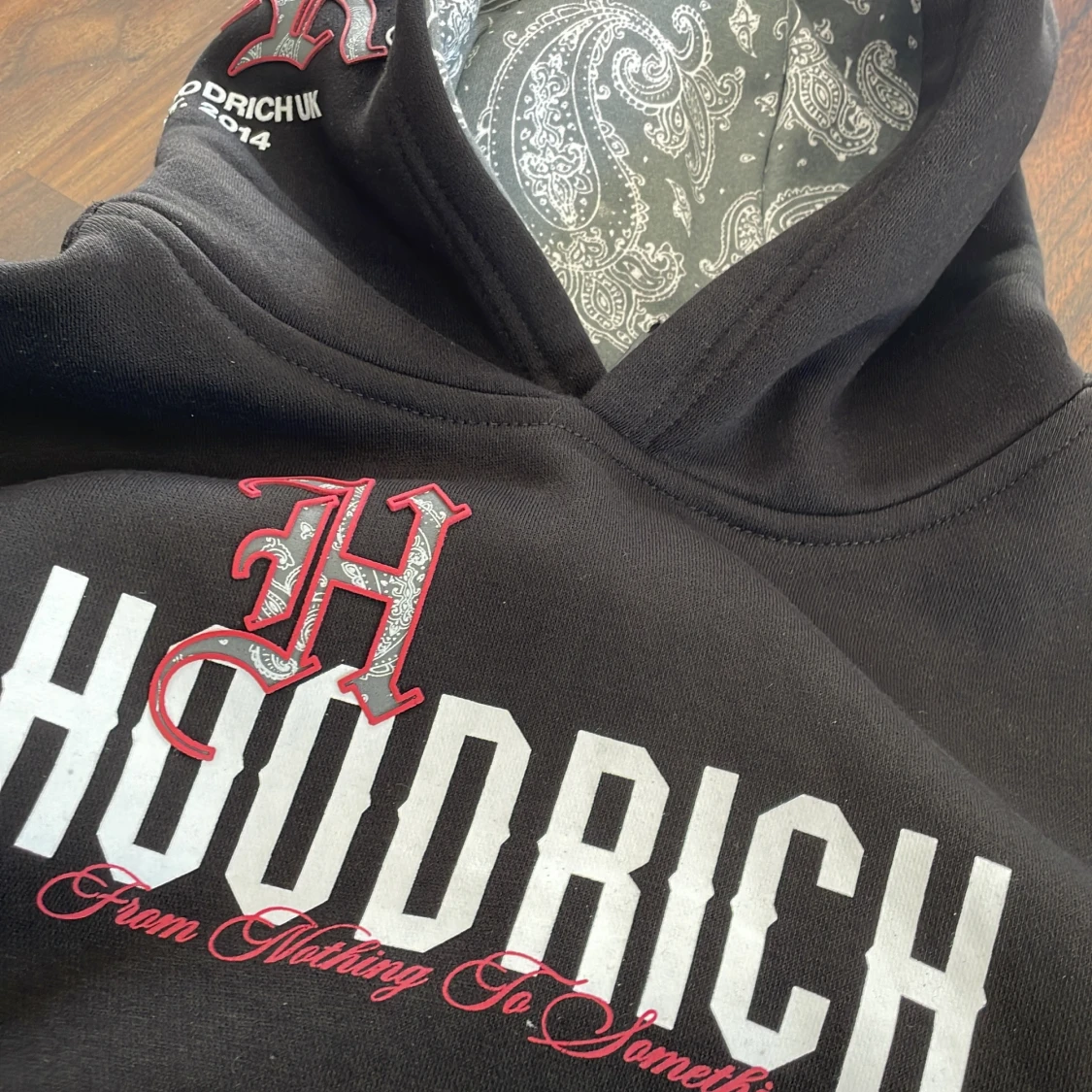 Svart hoodie från Hoodrich med paisley - 3