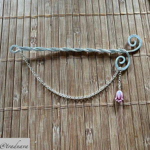 Handgjort silverfärgat hårsmycke - ”Tulipa Pin” En hårnål i aluminiumtråd smyckat med en tjeckisk glaspärla i form av en tulpan🌷 Härdat på städ och därför väldigt stabil och rejäl. Kedjan är i silverpläterad mässing🌿Ger en lite sagolik känsla då designen är inspirerad av just sagornas värld; ljust rosa blommor, nordisk folktro, älvor och väsen. Fairy Core helt enkelt!🌸