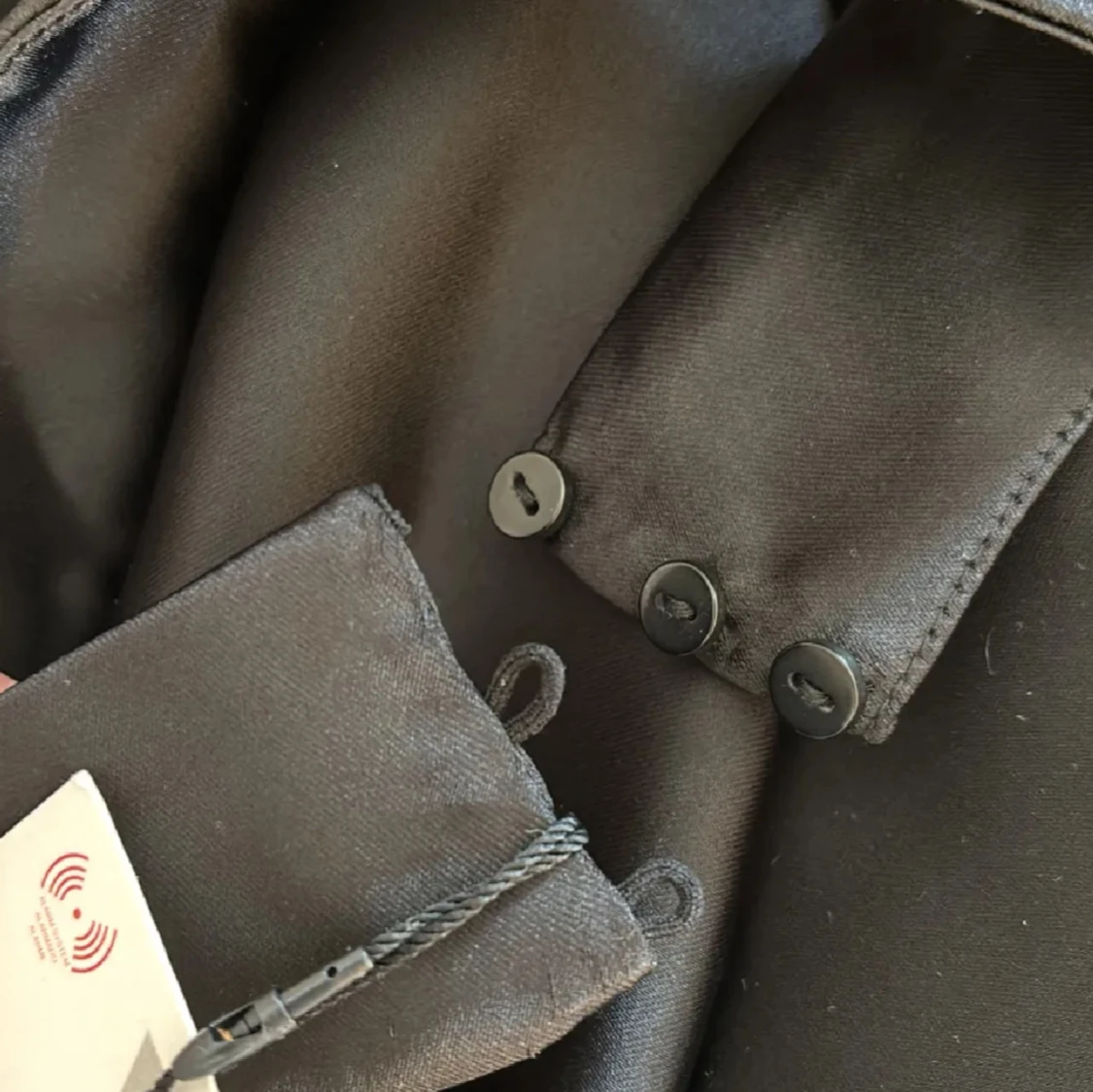 Svart halterneck topp i satin från Zara - 2